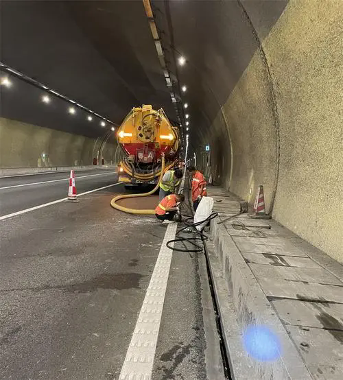 会东隧道排水渠清淤